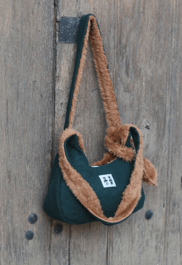 reversible shoulder bag - green / faux fur