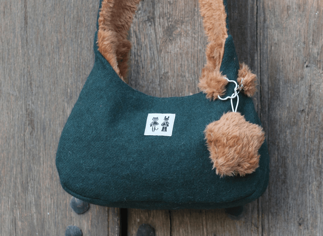 reversible shoulder bag - green / faux fur