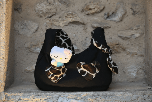 reversible shoulder bag - giraffe / black