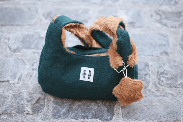 reversible shoulder bag - green / faux fur