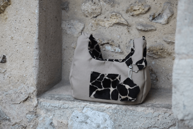 reversible shoulder bag - giraffe / camel creme