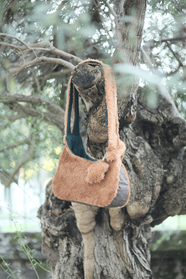 reversible shoulder bag - green / faux fur