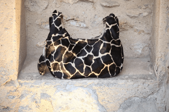 reversible shoulder bag - giraffe / camel creme