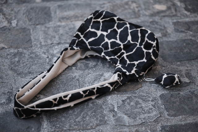 reversible shoulder bag - giraffe / camel creme