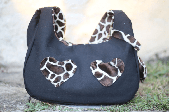 reversible shoulder bag - giraffe / black