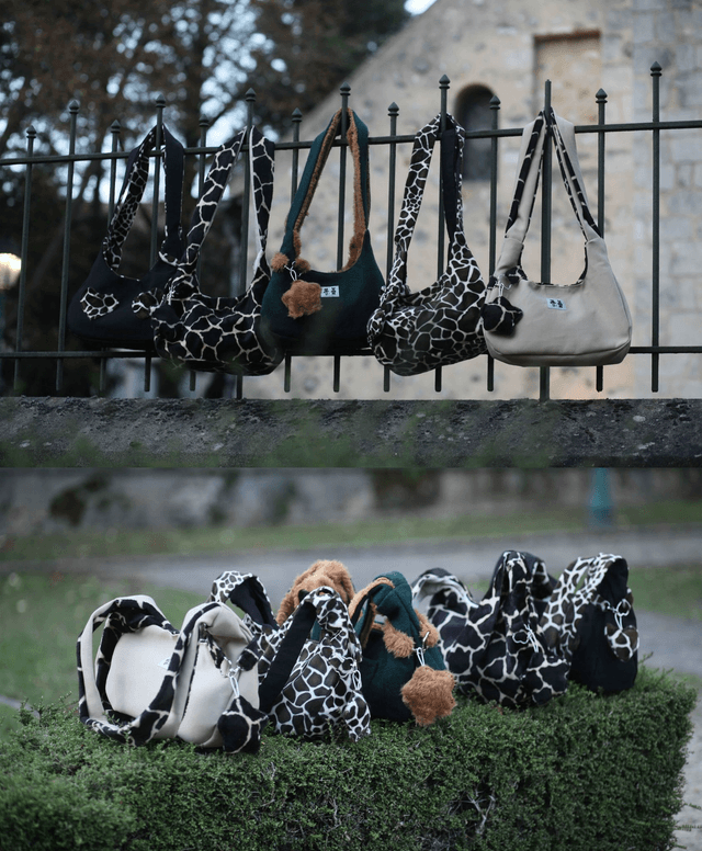 reversible shoulder bag - giraffe / black