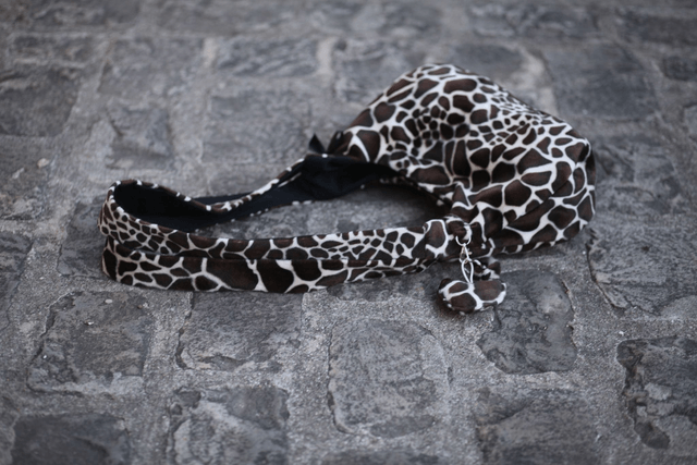 reversible shoulder bag - giraffe / black