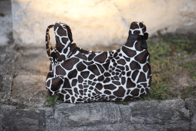 reversible shoulder bag - giraffe / black