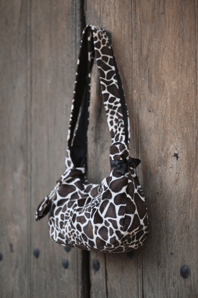 reversible shoulder bag - giraffe / black