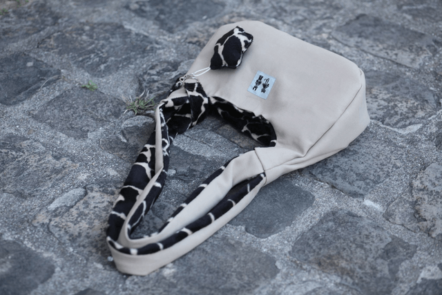 reversible shoulder bag - giraffe / camel creme