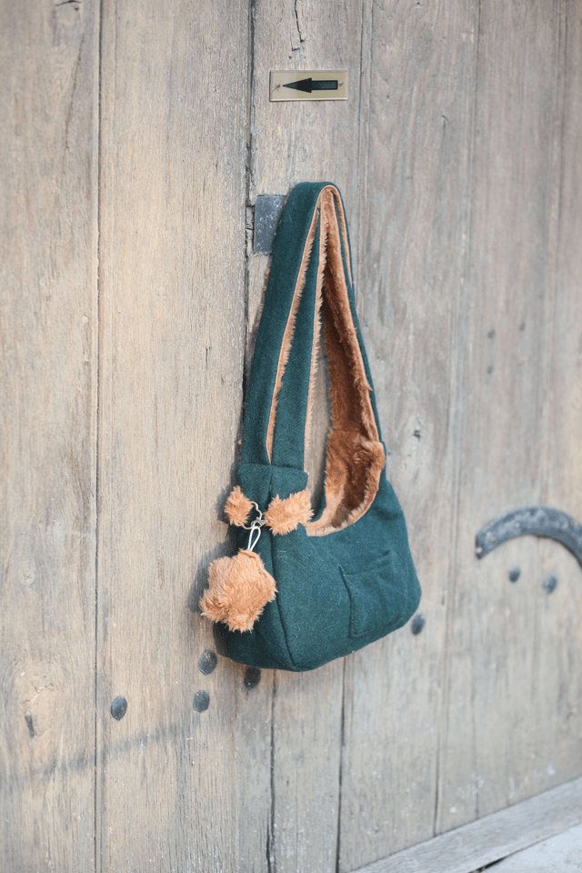 reversible shoulder bag - green / faux fur